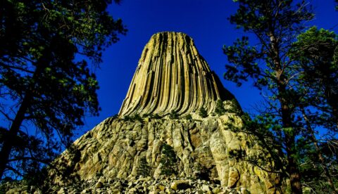 Devils Tower, 386 m above the surrounding terrain and the summit is 1,559 m above sea level, WY